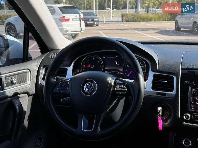 Внедорожник / Кроссовер Volkswagen Touareg 2012 в Киеве