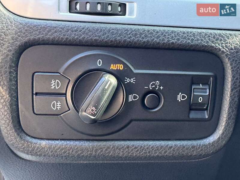 Внедорожник / Кроссовер Volkswagen Touareg 2012 в Киеве
