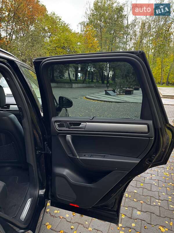 Внедорожник / Кроссовер Volkswagen Touareg 2016 в Тернополе