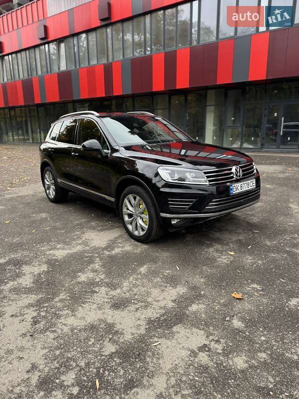 Внедорожник / Кроссовер Volkswagen Touareg 2015 в Ровно