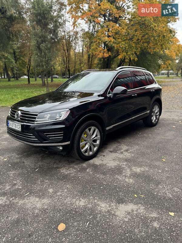 Внедорожник / Кроссовер Volkswagen Touareg 2015 в Ровно