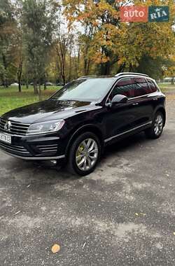 Внедорожник / Кроссовер Volkswagen Touareg 2015 в 