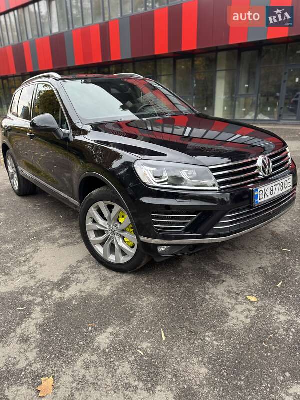 Внедорожник / Кроссовер Volkswagen Touareg 2015 в Ровно