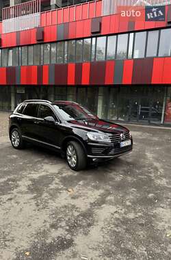 Внедорожник / Кроссовер Volkswagen Touareg 2015 в 