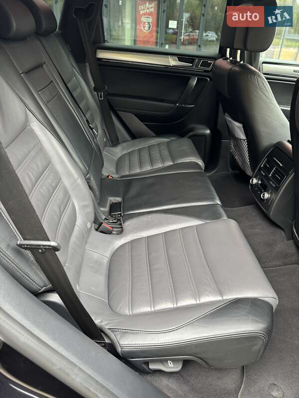 Внедорожник / Кроссовер Volkswagen Touareg 2015 в Ровно
