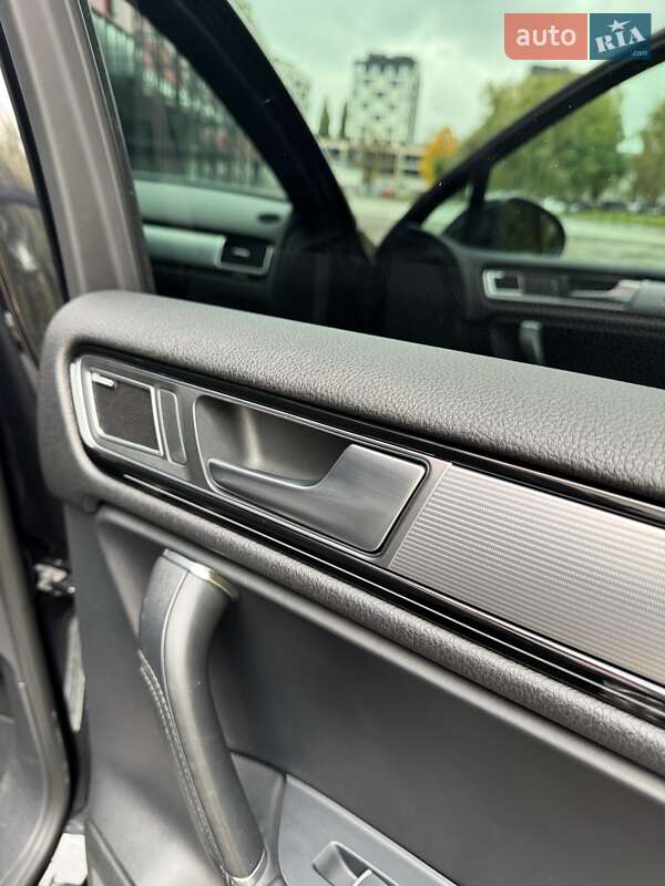 Внедорожник / Кроссовер Volkswagen Touareg 2015 в Ровно