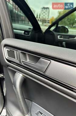 Внедорожник / Кроссовер Volkswagen Touareg 2015 в 