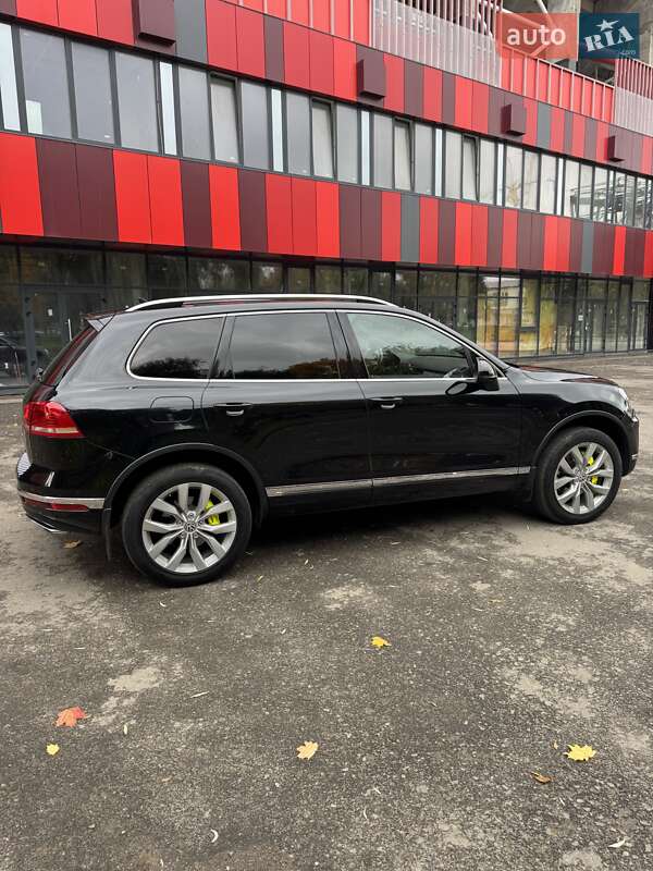 Внедорожник / Кроссовер Volkswagen Touareg 2015 в Ровно