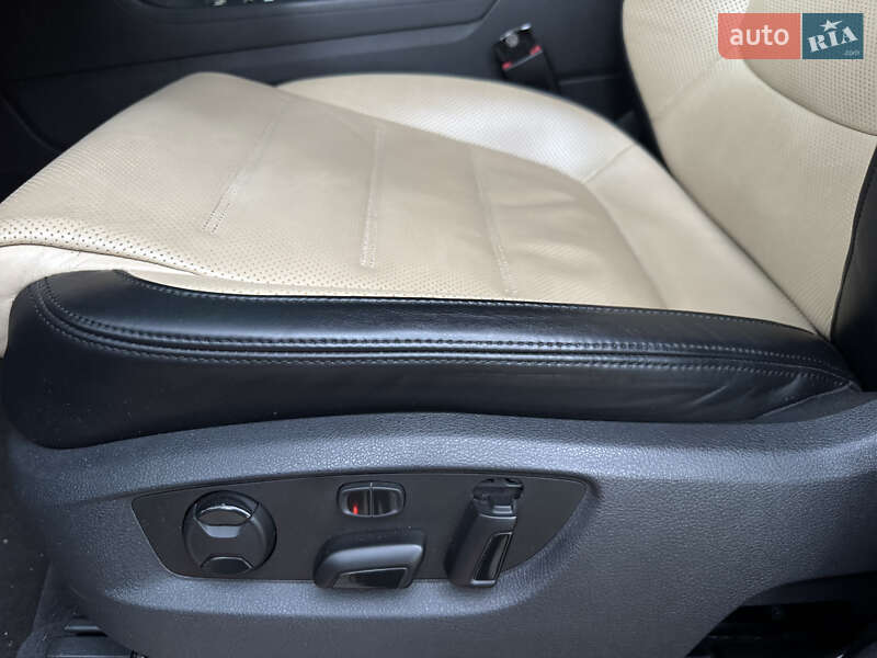 Позашляховик / Кросовер Volkswagen Touareg 2017 в Києві