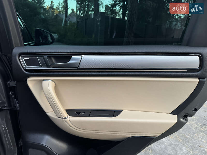 Позашляховик / Кросовер Volkswagen Touareg 2017 в Києві