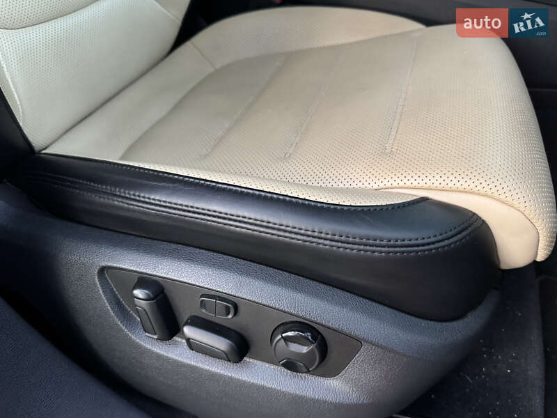 Позашляховик / Кросовер Volkswagen Touareg 2017 в Києві