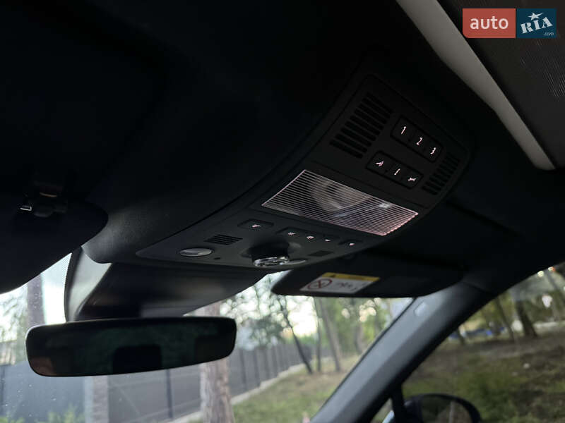 Позашляховик / Кросовер Volkswagen Touareg 2017 в Києві