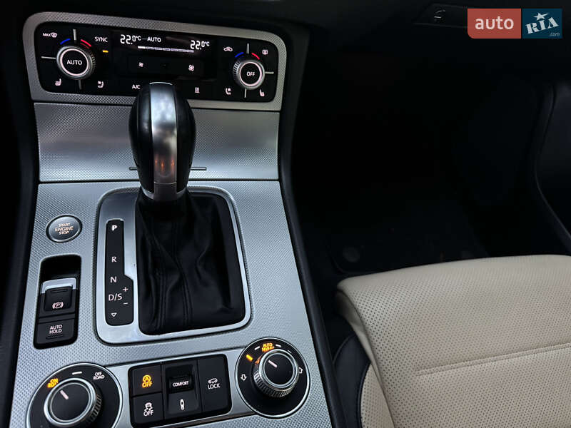 Позашляховик / Кросовер Volkswagen Touareg 2017 в Києві