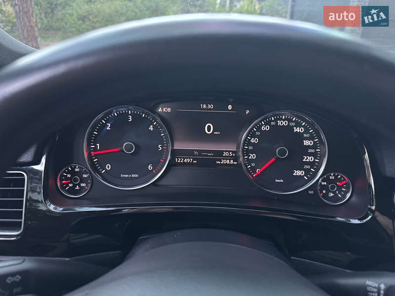 Позашляховик / Кросовер Volkswagen Touareg 2017 в Києві