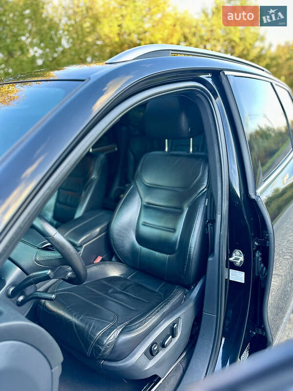 Внедорожник / Кроссовер Volkswagen Touareg 2011 в Черновцах