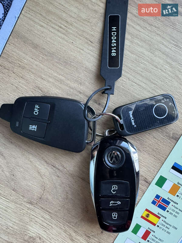 Позашляховик / Кросовер Volkswagen Touareg 2017 в Києві