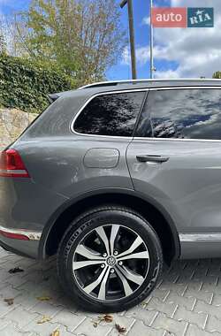 Внедорожник / Кроссовер Volkswagen Touareg 2015 в 