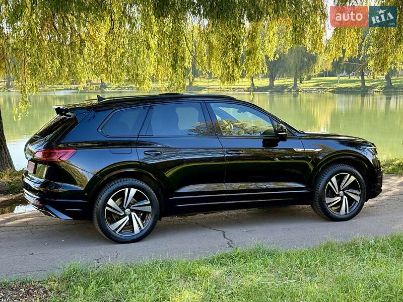 Позашляховик / Кросовер Volkswagen Touareg 2020 в Рівному