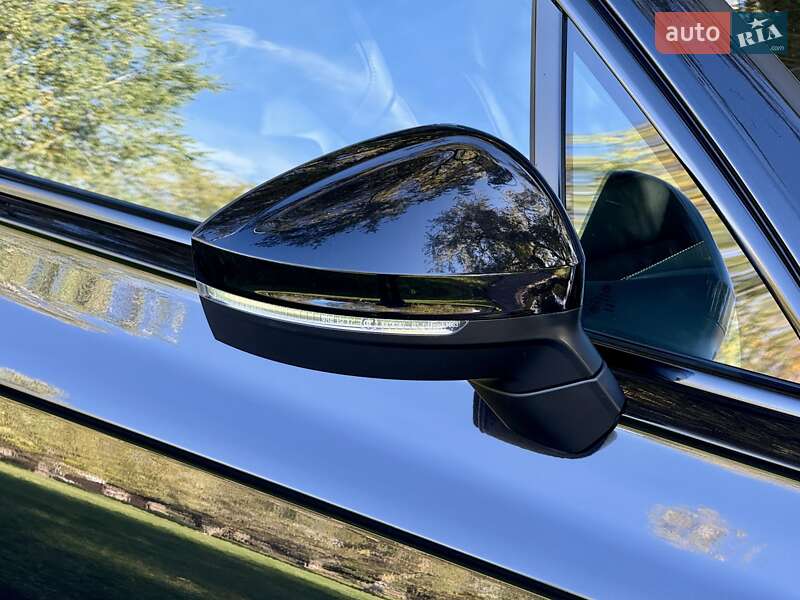 Позашляховик / Кросовер Volkswagen Touareg 2020 в Рівному