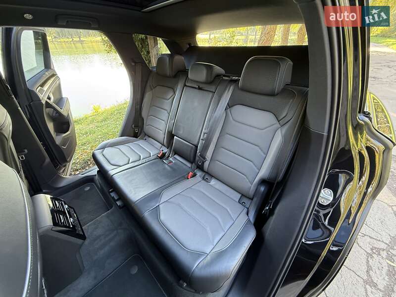 Позашляховик / Кросовер Volkswagen Touareg 2020 в Рівному