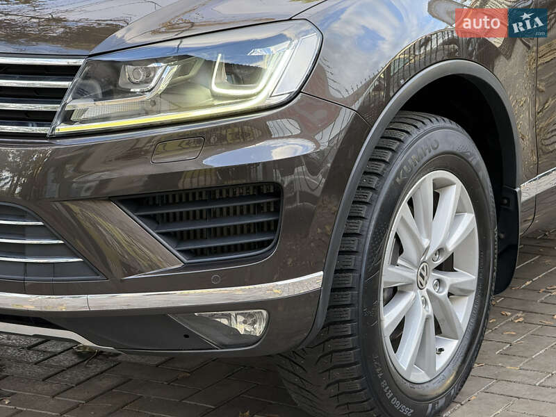 Внедорожник / Кроссовер Volkswagen Touareg 2016 в Николаеве