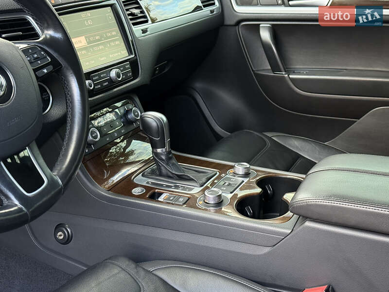 Внедорожник / Кроссовер Volkswagen Touareg 2016 в Николаеве