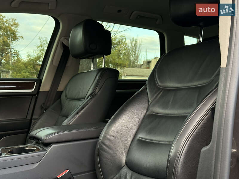 Внедорожник / Кроссовер Volkswagen Touareg 2016 в Николаеве