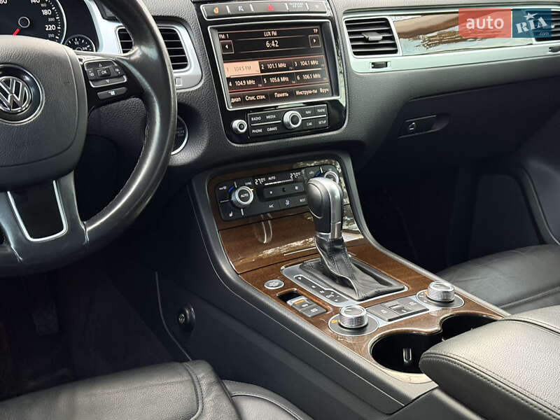 Внедорожник / Кроссовер Volkswagen Touareg 2016 в Николаеве