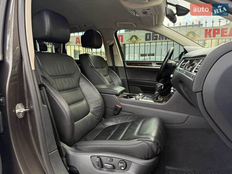Внедорожник / Кроссовер Volkswagen Touareg 2016 в Николаеве