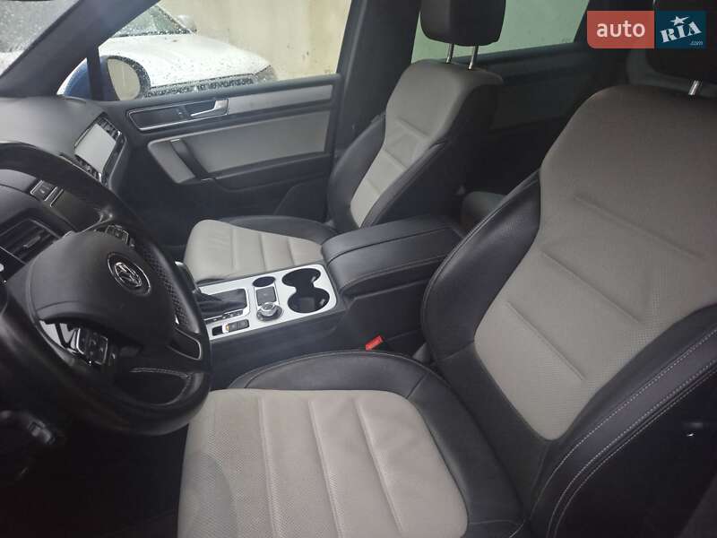 Внедорожник / Кроссовер Volkswagen Touareg 2016 в Киеве