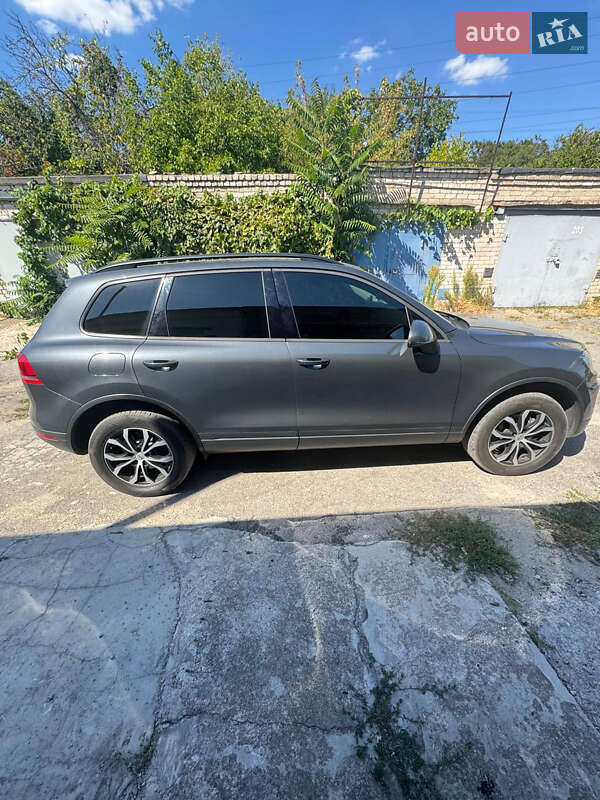 Позашляховик / Кросовер Volkswagen Touareg 2015 в Запоріжжі