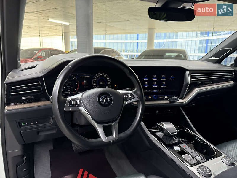 Позашляховик / Кросовер Volkswagen Touareg 2019 в Одесі
