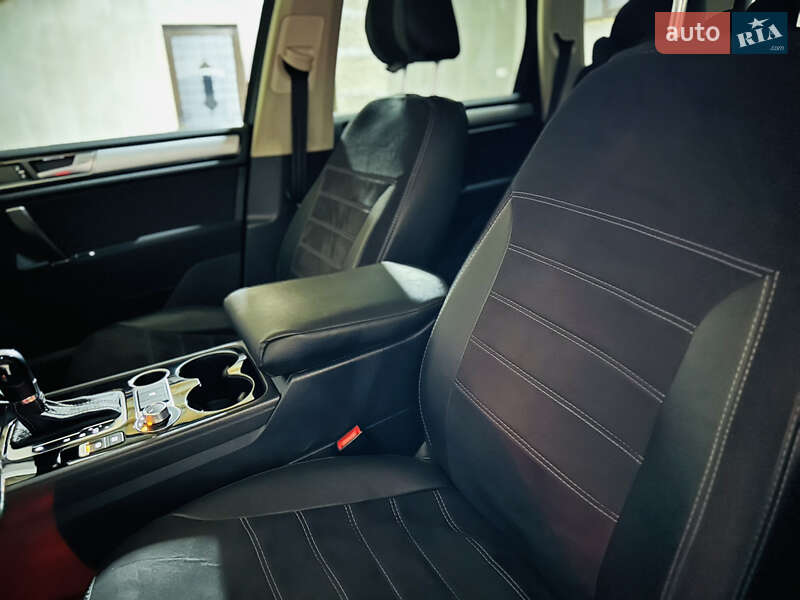Внедорожник / Кроссовер Volkswagen Touareg 2015 в Грушево