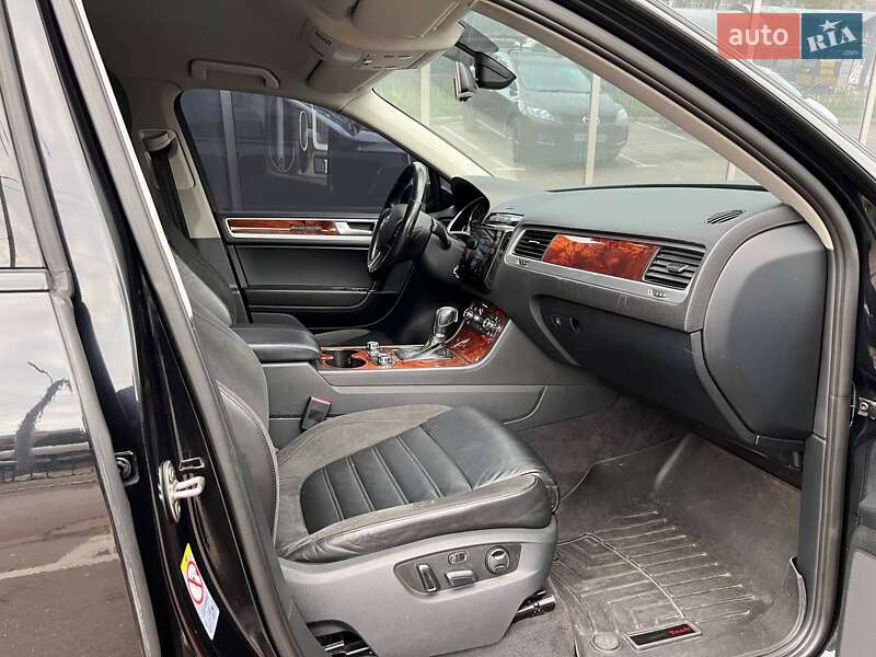 Позашляховик / Кросовер Volkswagen Touareg 2012 в Києві