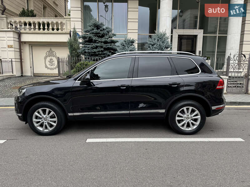 Позашляховик / Кросовер Volkswagen Touareg 2016 в Києві