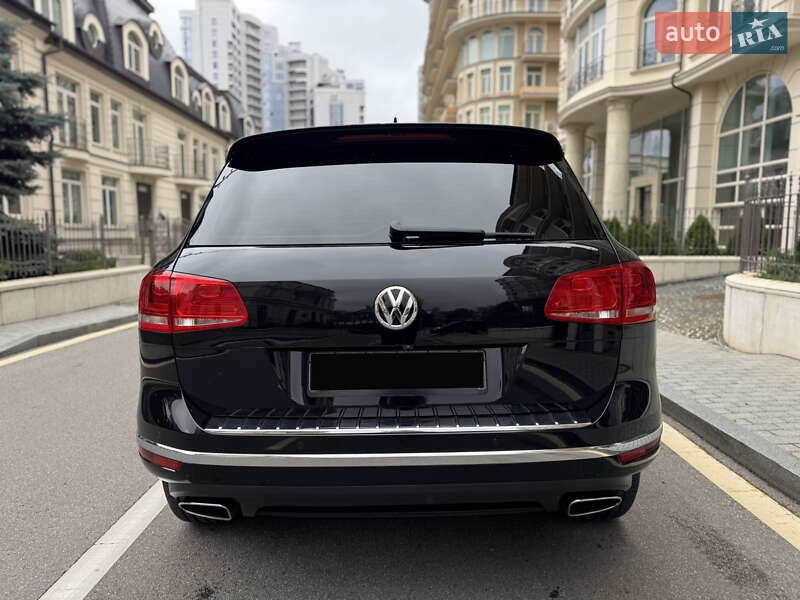 Позашляховик / Кросовер Volkswagen Touareg 2016 в Києві