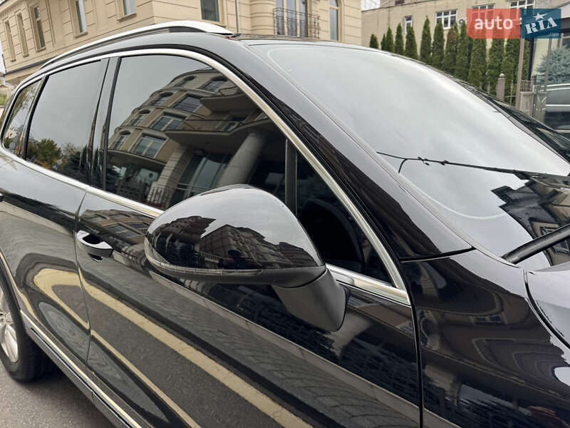 Позашляховик / Кросовер Volkswagen Touareg 2016 в Києві