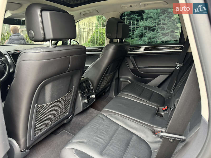 Позашляховик / Кросовер Volkswagen Touareg 2016 в Києві
