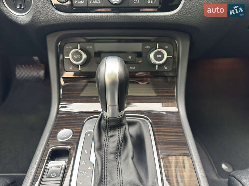 Позашляховик / Кросовер Volkswagen Touareg 2016 в Києві