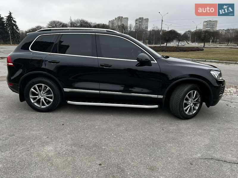 Позашляховик / Кросовер Volkswagen Touareg 2013 в Сумах