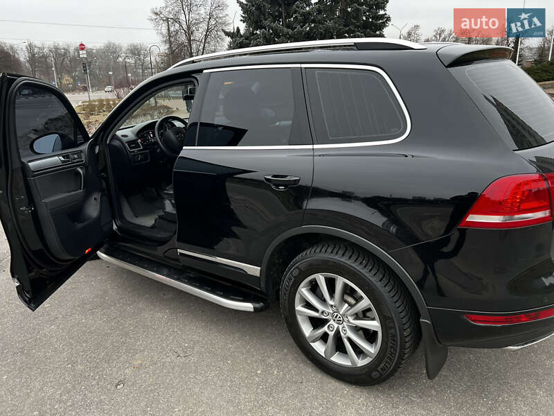 Позашляховик / Кросовер Volkswagen Touareg 2013 в Сумах