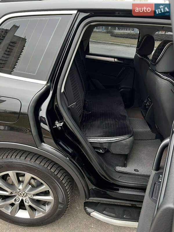 Позашляховик / Кросовер Volkswagen Touareg 2013 в Сумах
