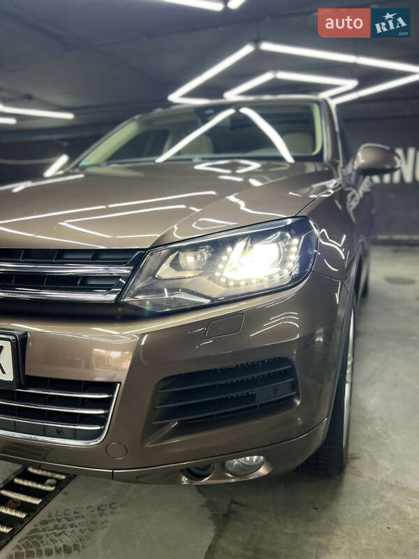 Внедорожник / Кроссовер Volkswagen Touareg 2012 в Харькове