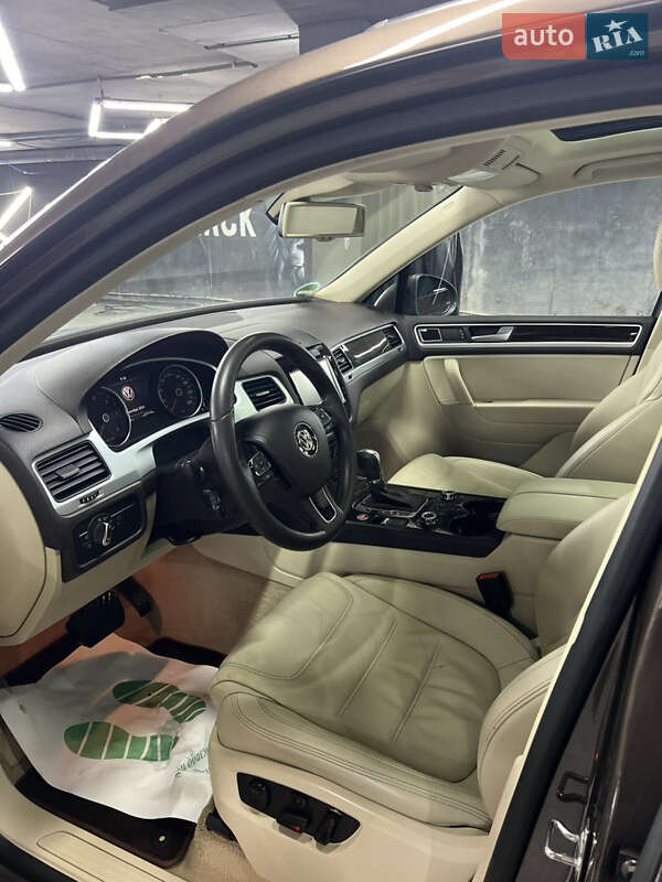 Внедорожник / Кроссовер Volkswagen Touareg 2012 в Харькове