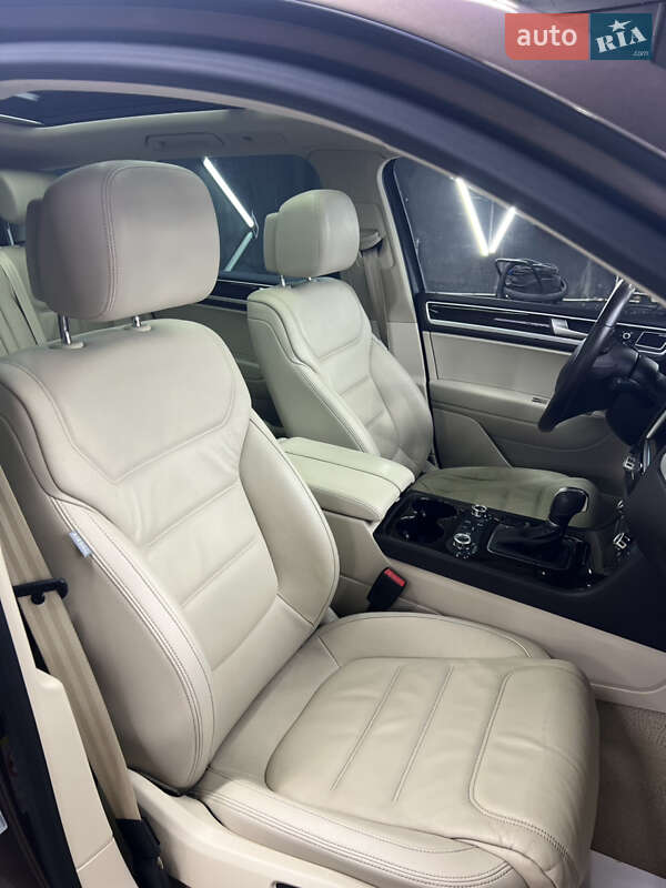 Внедорожник / Кроссовер Volkswagen Touareg 2012 в Харькове