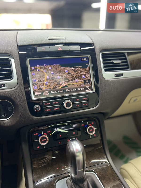 Внедорожник / Кроссовер Volkswagen Touareg 2012 в Харькове