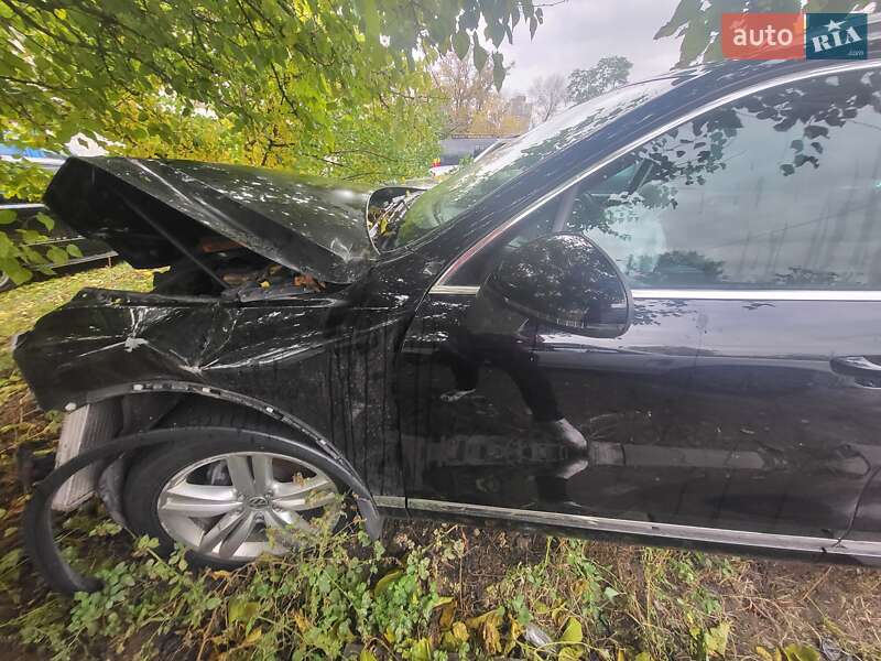 Внедорожник / Кроссовер Volkswagen Touareg 2012 в Киеве