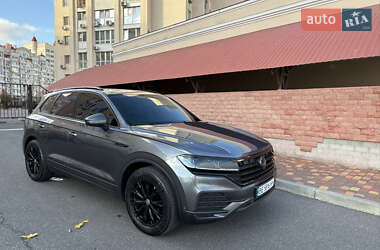 Внедорожник / Кроссовер Volkswagen Touareg 2018 в 