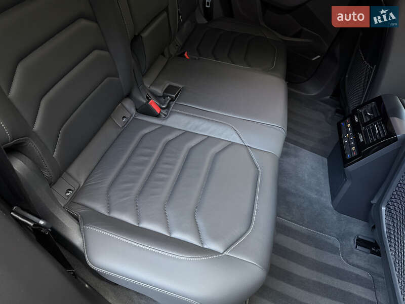 Внедорожник / Кроссовер Volkswagen Touareg 2020 в Киеве