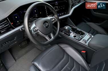 Внедорожник / Кроссовер Volkswagen Touareg 2019 в 